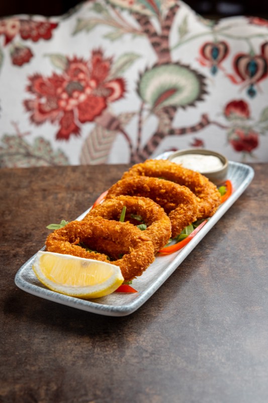 Golden calamari rings with lemon